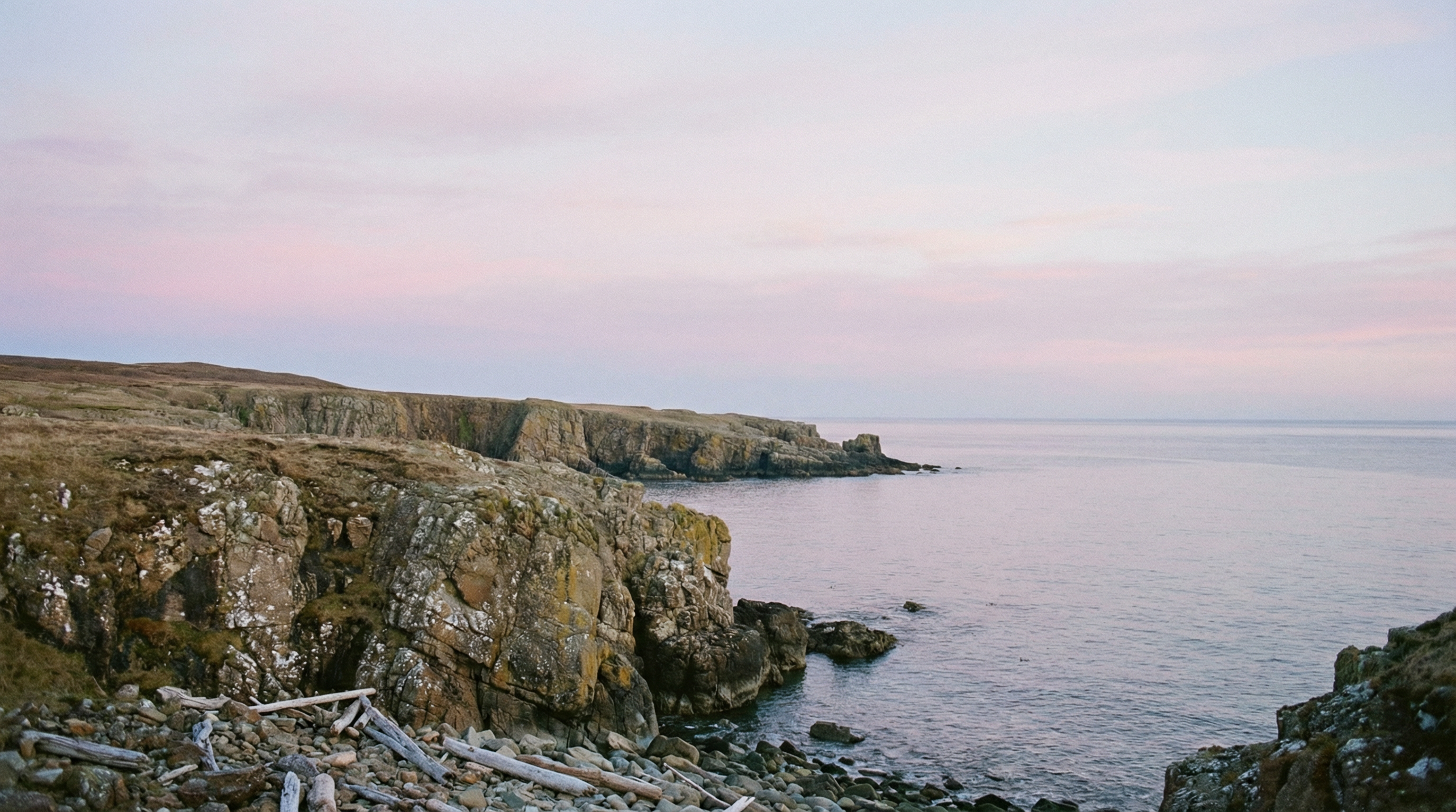 Falaise côtière à l'aube
